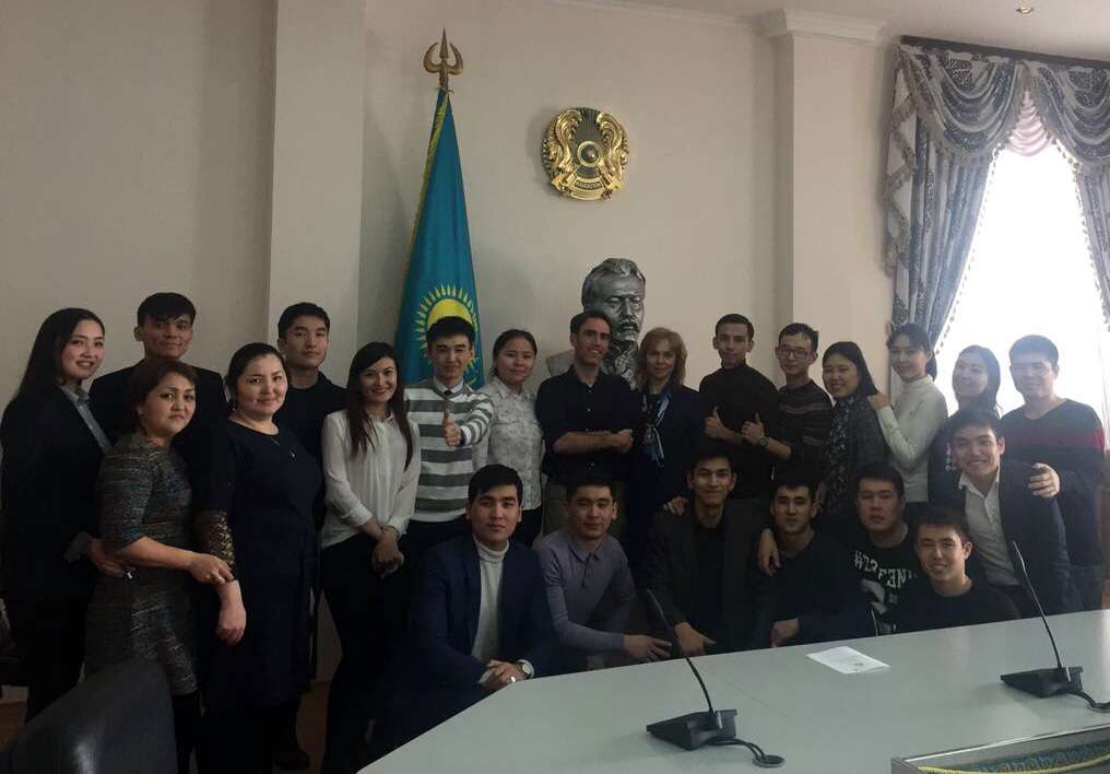 Профессор Джеронимо Гарсия Родригес со студентами КГУ